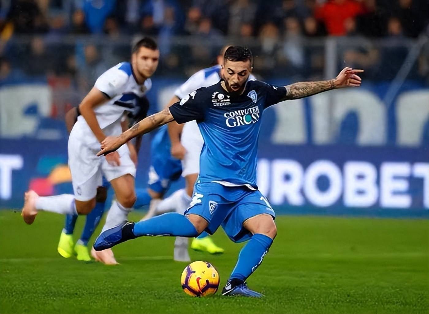 澳客官方登录入口-AC米兰狭胜泽尼特,零距离杀入世界足球联赛半决赛的简单介绍