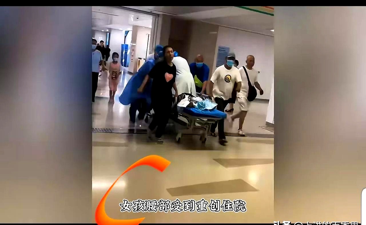 澳客投注-比赛中发生碰撞,双方球员受伤送医抢救